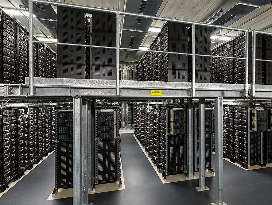 Erster in 2014 gebauter Teil des Batteriespeichers - Innenansicht